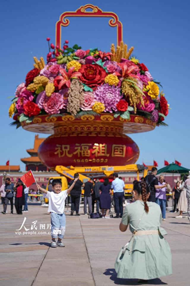 "祝福祖国"巨型花篮亮相天安门广场|北京市_新浪财经_新浪网
