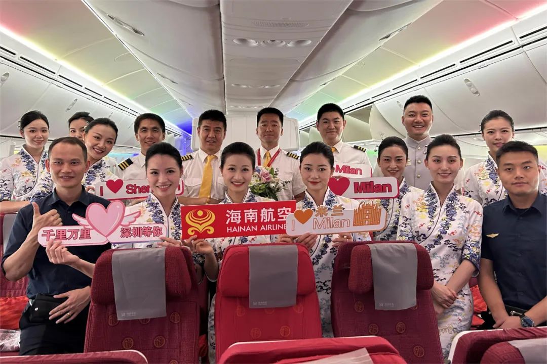 &nbsp;米兰—深圳航班机组合影