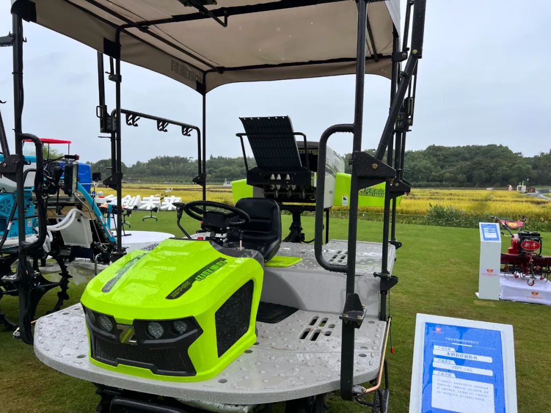 图为芜湖中联出品的水稻有序抛秧机.
