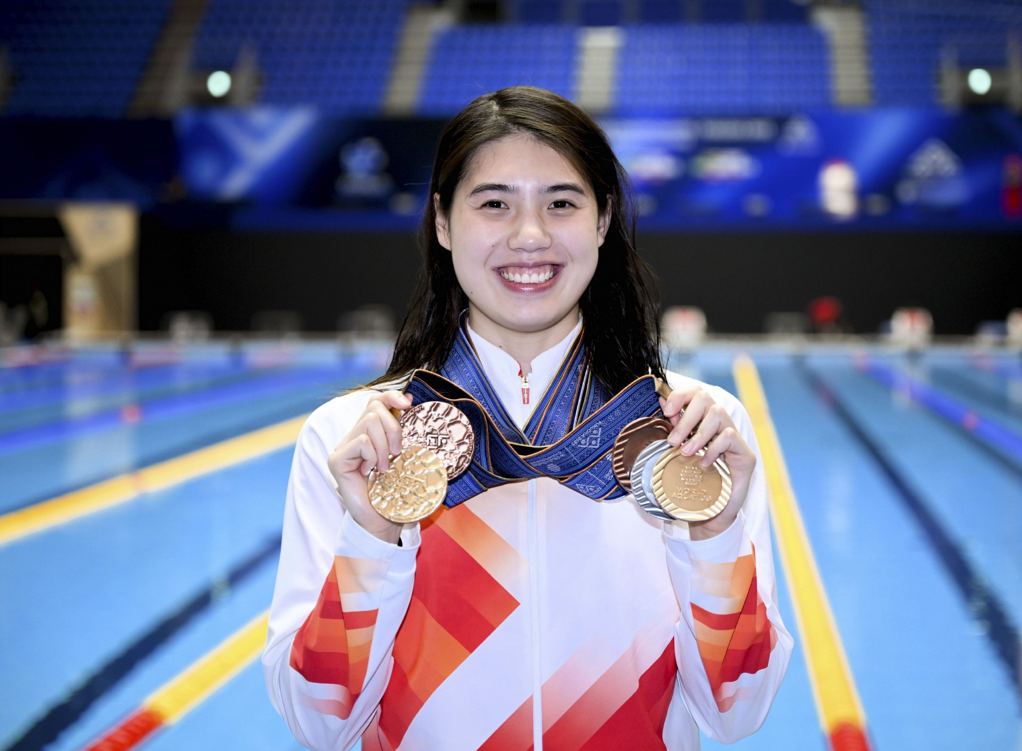 资料图:张雨霏与奖牌合影.新华社记者 夏一方 摄