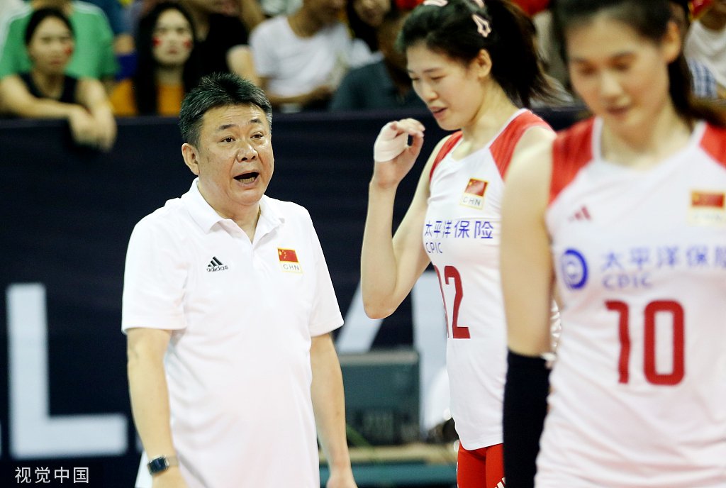 中国女排主帅蔡斌的压力很大.
