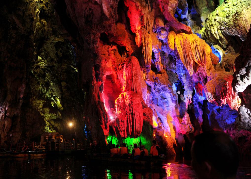洞穴瀑布和旱溶洞的岩溶地貌为特色龙宫位于贵州省安顺市西秀区■龙宫