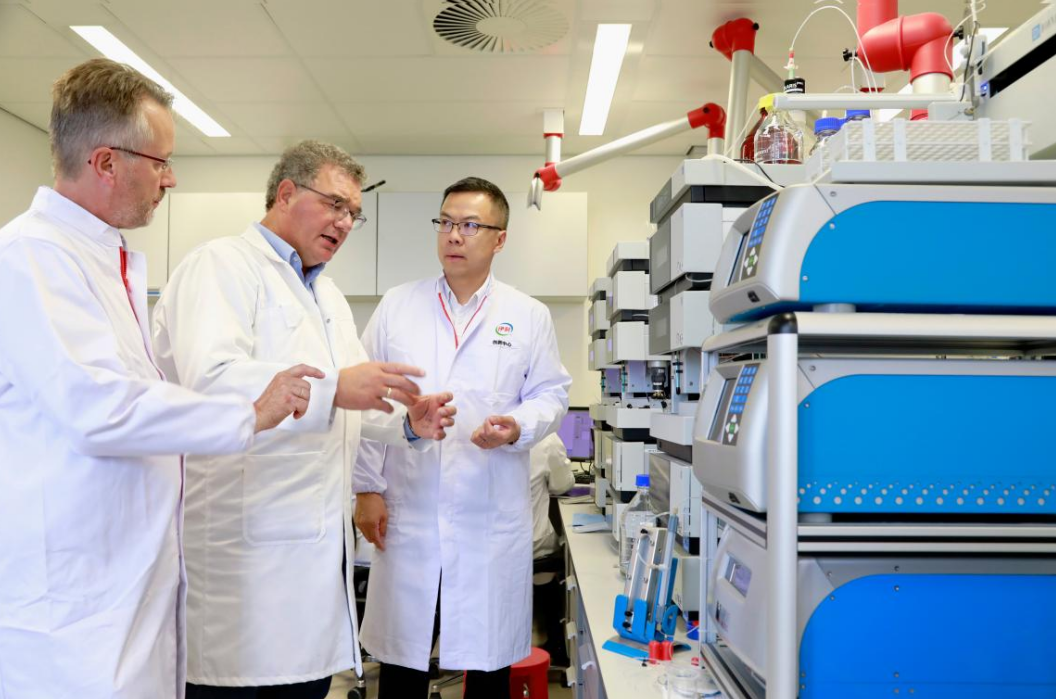 ▲伊利海外创新中心研发人员。