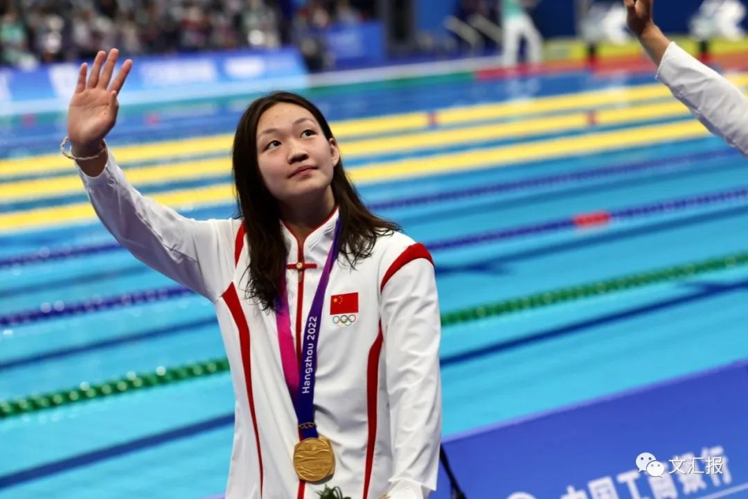 吴卿风和张雨霏压倒旁道的日本队一骑绝尘领先到终点以3分33秒96的