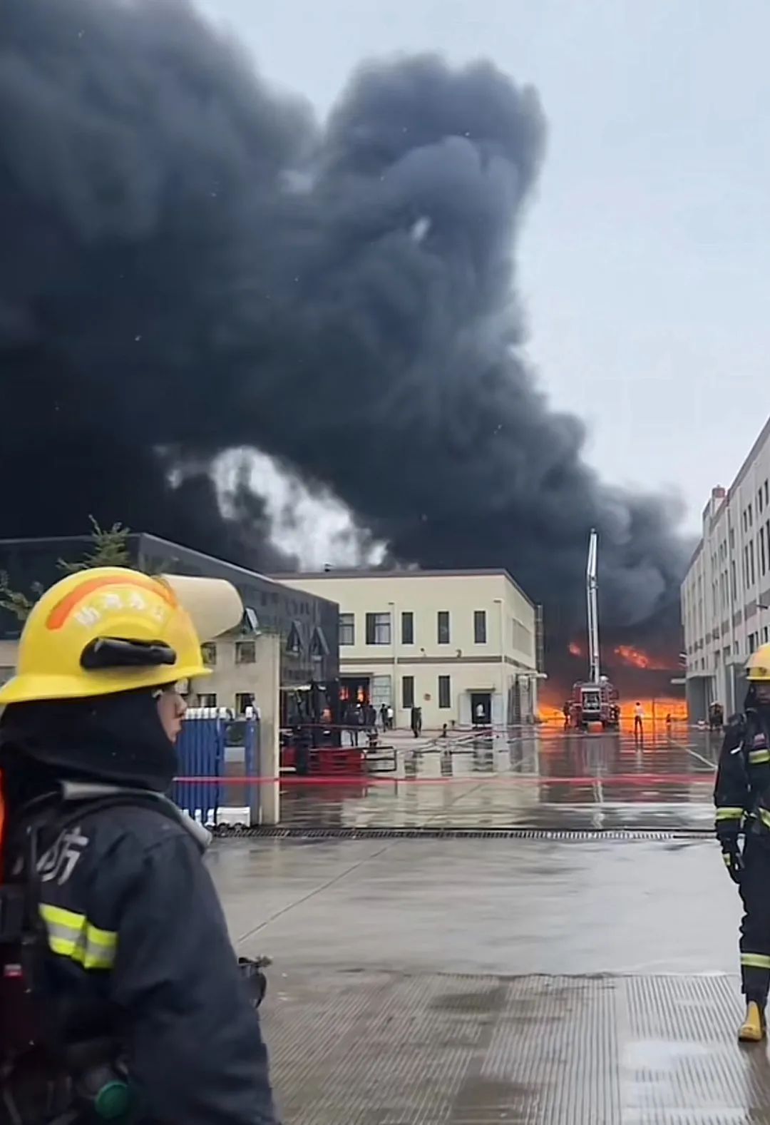 &nbsp;海绵厂着火现场