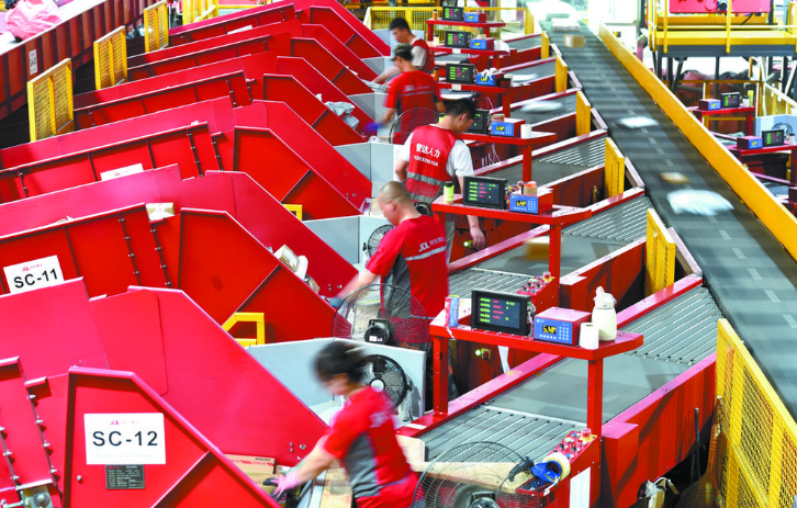 位于鹿泉区的京东物流园,工人进行快递分拣.