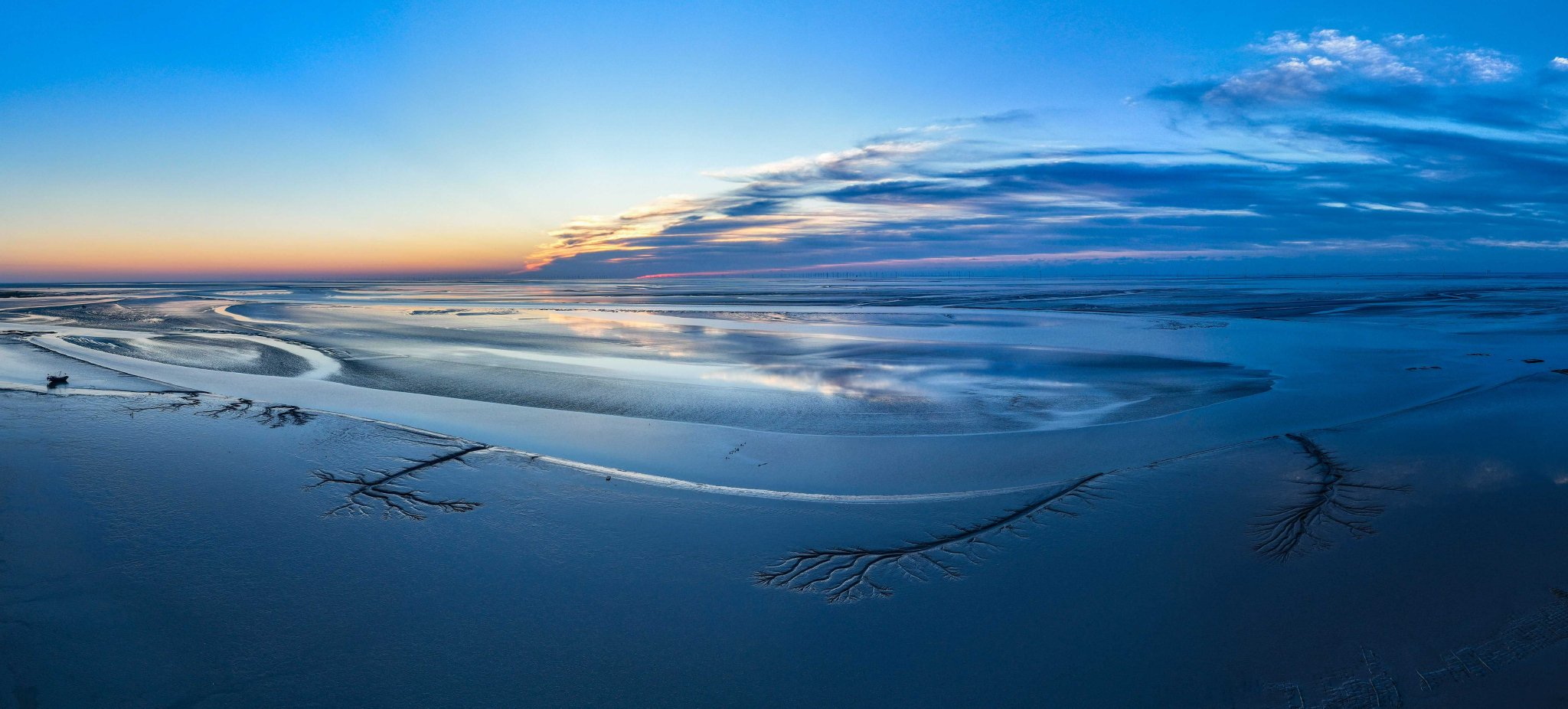 这是东台条子泥湿地日出景色(9月1日摄,无人机照片).