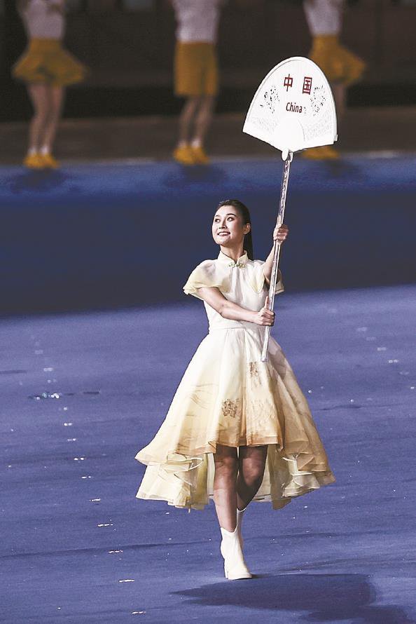 各代表团运动员入场时都有一位引导员举牌引导
