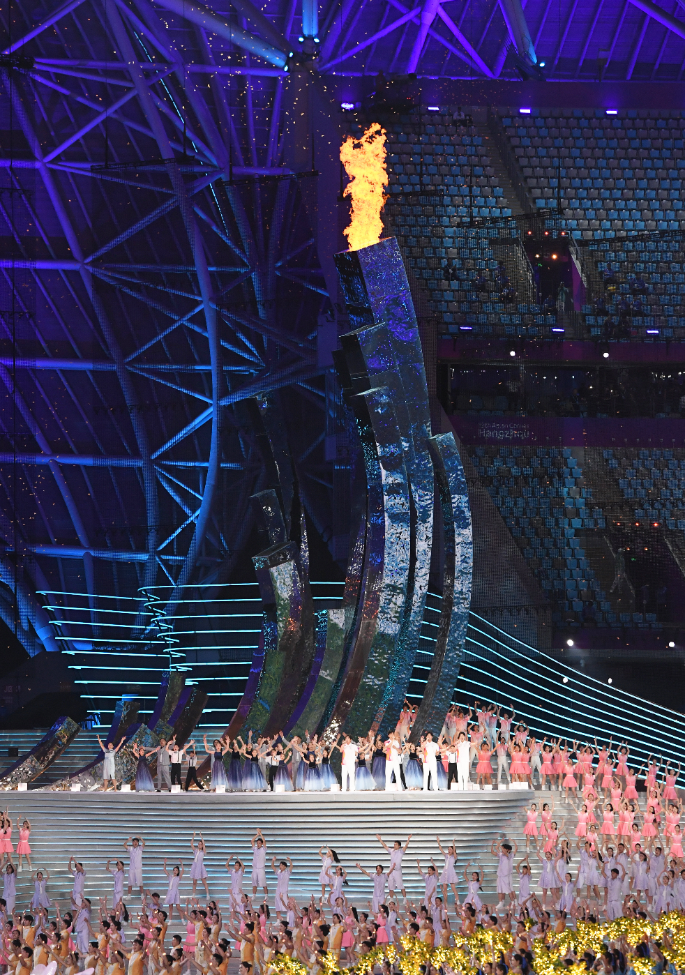 9月23日，在第19届亚洲运动会开幕式上，主火炬“钱江潮涌”完成点火仪式。科技日报记者 周维海摄