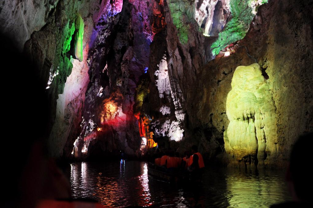 游客在龙宫洞内乘船观赏奇妙的喀斯特景观.新华社记者 陶亮 摄