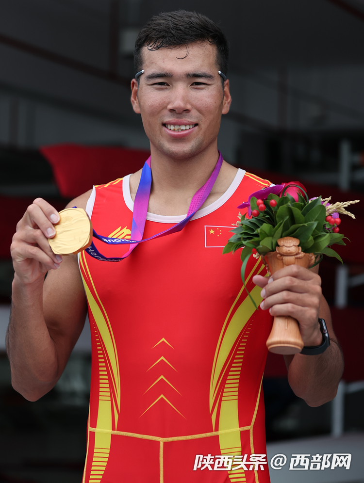 陕西运动员阿迪里江·苏力坦在赛艇男子四人双桨决赛中为中国队夺得