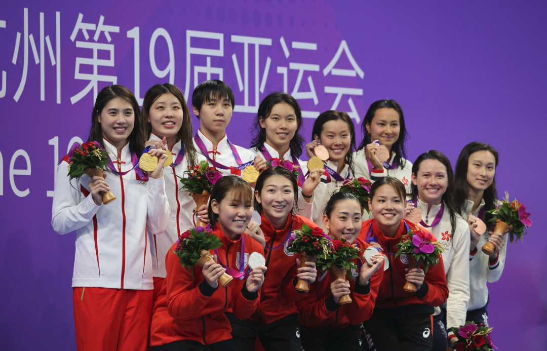 女子4x100米自由泳接力决赛获奖运动员合影.吴亚琦 摄