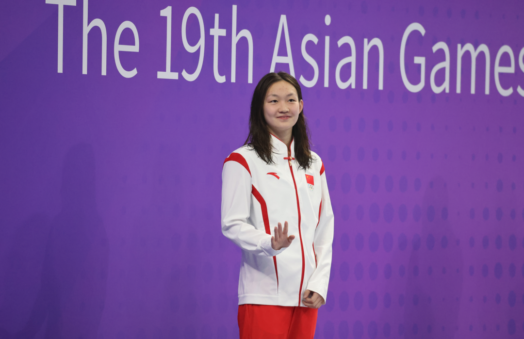 李冰洁在颁奖台向观众挥手.吴亚琦 摄