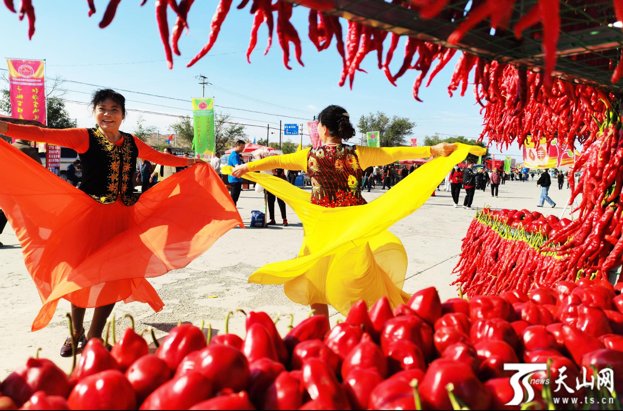 沙湾市举办庆祝第六个"中国农民丰收节"活动,村民在辣椒拼出的造型前