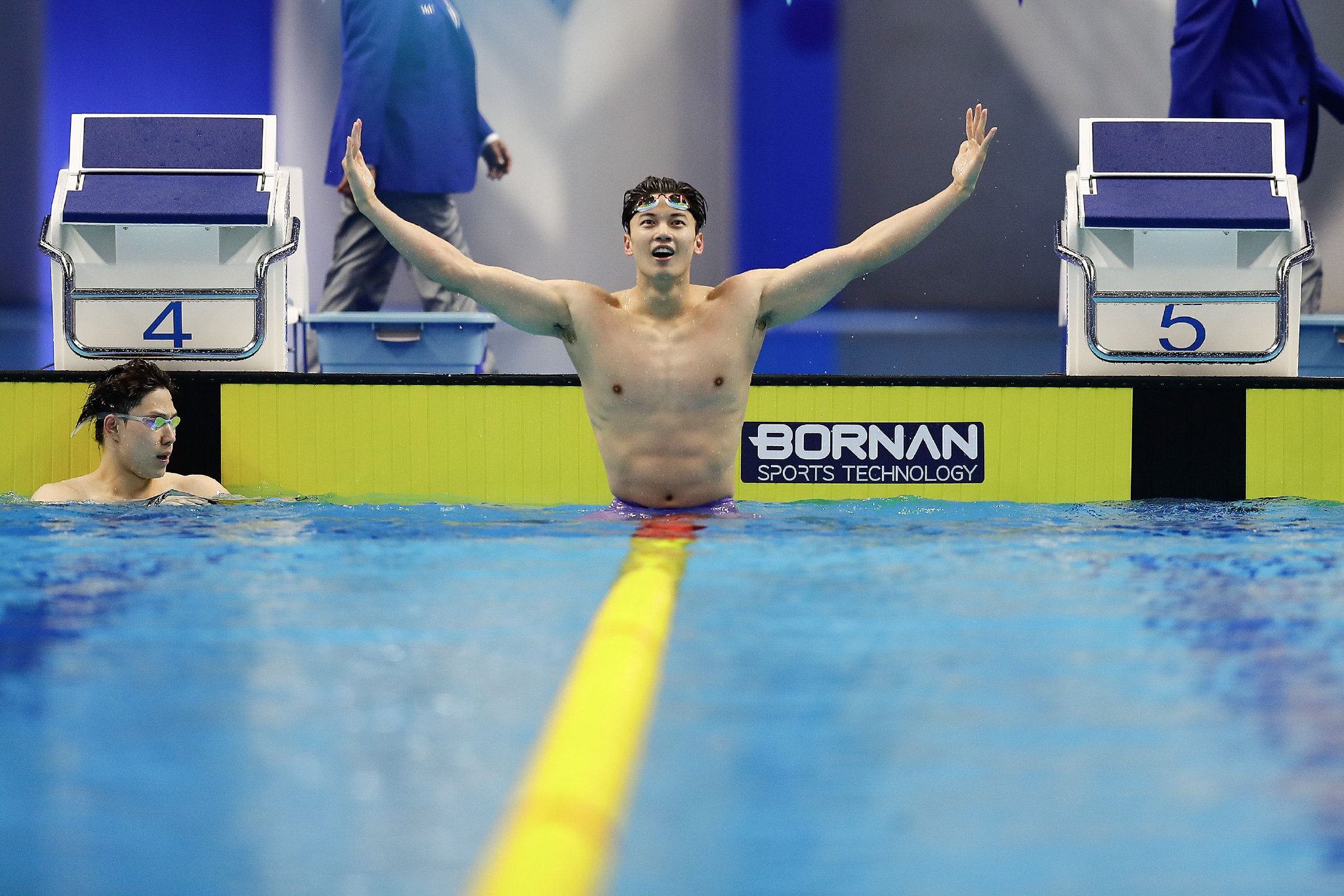 中国队选手汪顺在赛后庆祝.(杭州亚组委供图)