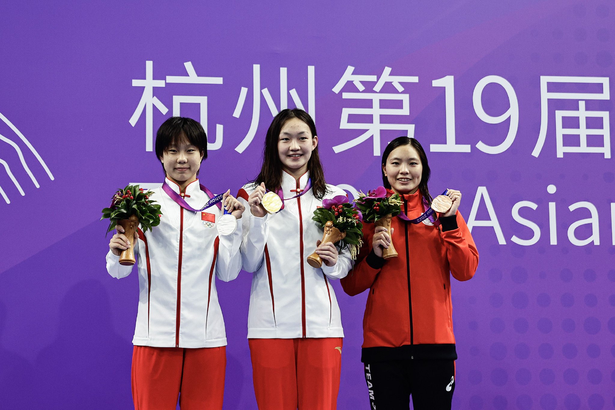 中国队选手李冰洁(中)获得冠军.(杭州亚组委供图)