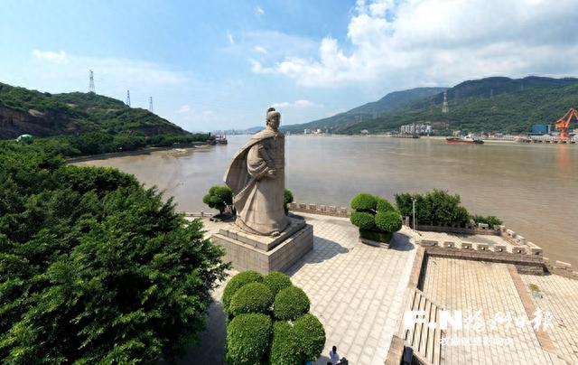 郑和广场上的郑和石雕像.记者 林双伟 摄