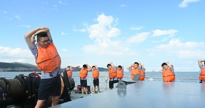 东部战区海军某勤务船大队组织官兵开展海上游泳训练