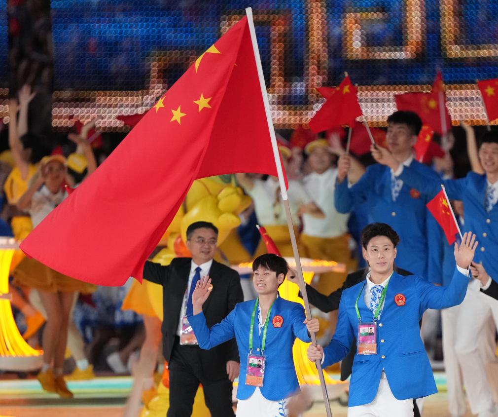 9月23日，中国代表团旗手覃海洋（前右）、杨力维（前左）在开幕式上入场。新华社记者 杜宇 摄