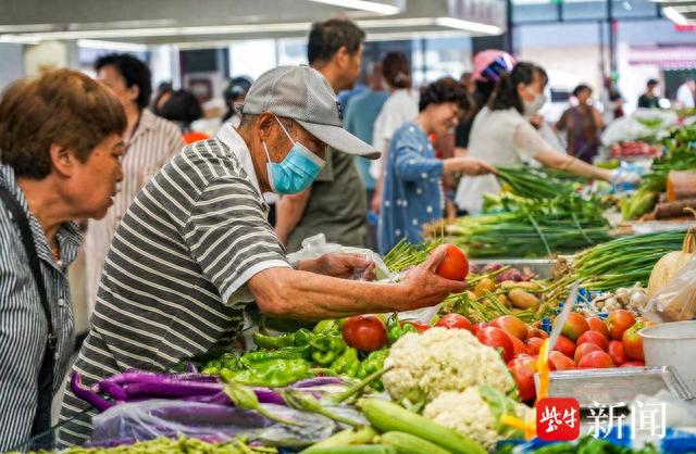 市民在农贸市场买菜(宿迁市场监管局供图)