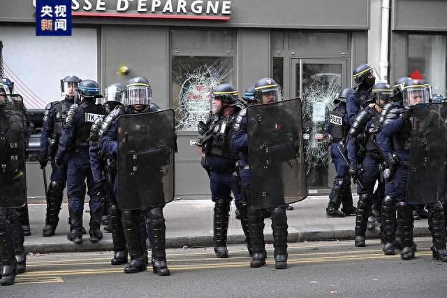 法国防暴警察在现场执勤
