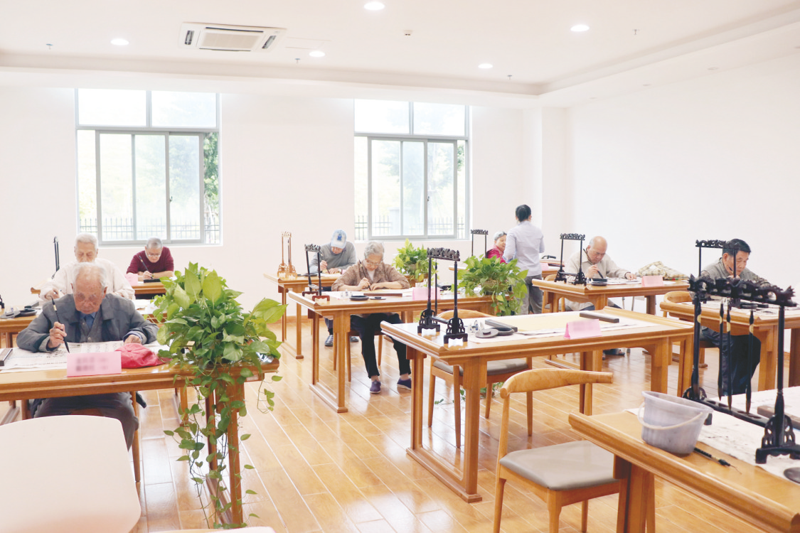 &nbsp;&nbsp;&nbsp;&nbsp;72在南宁市五象养老服务中心,老年人参加