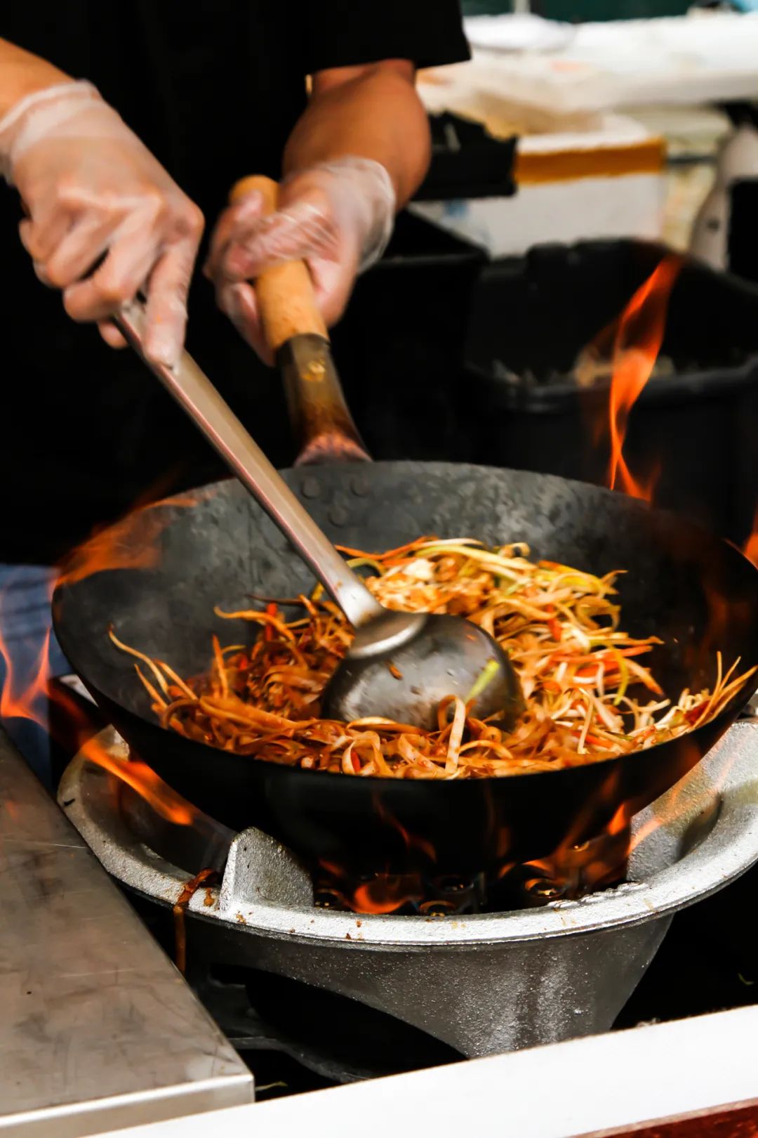 它有可能是我们童年时经常路过的那家炒面摊,有可能是爸妈在厨房里忙