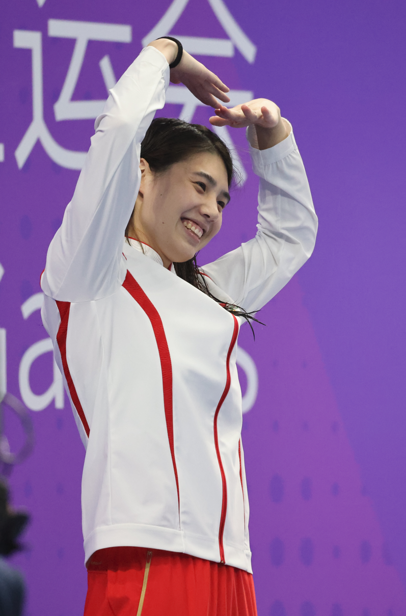 张雨霏在颁奖台比心.吴亚琦 摄