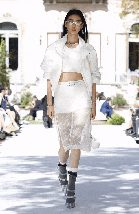 大秀现场图-模特身穿苏绣、花朵绗缝纹理的秀款