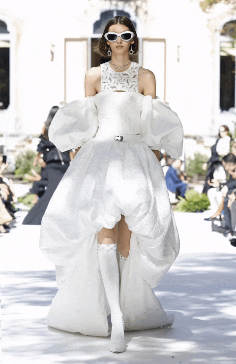 大秀现场图-模特身穿有羊蹄袖、蕾丝花边的秀款