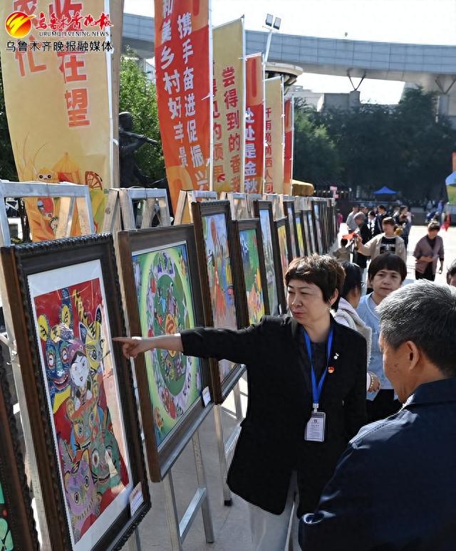 9月22日,观众在观看主题为"庆丰收·晒成果"农民画优秀作品展作品.
