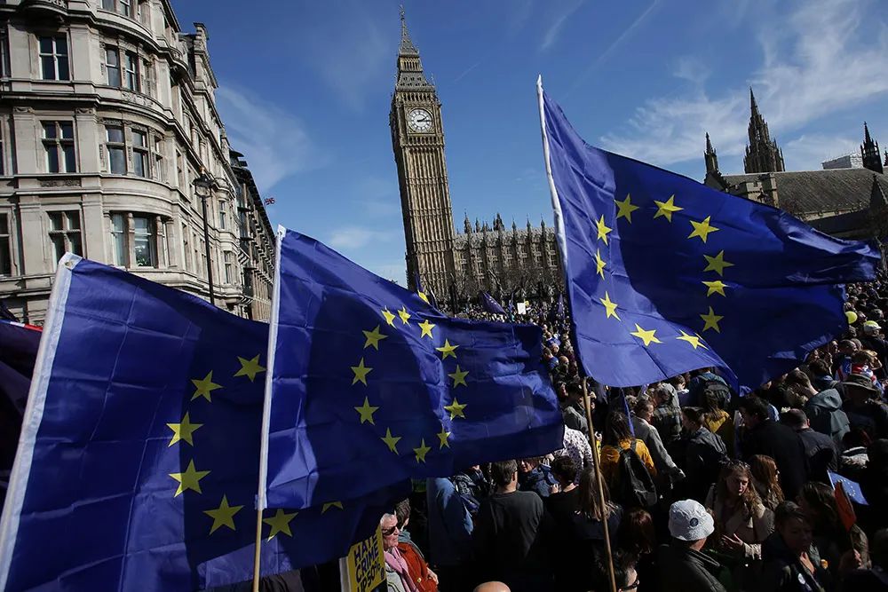 资料图:民众在伦敦街头举行示威游行,抗议英国脱离欧盟.图/新华社