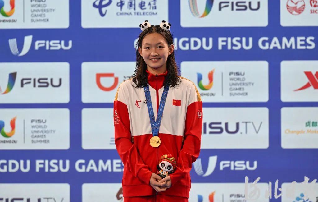 2023年8月7日,中国大学生体育代表团的河北选手李冰洁站在女子400米