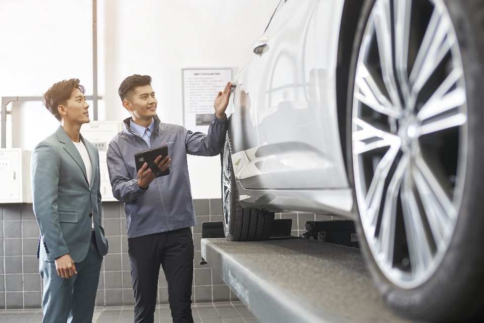 一汽奥迪售后服务顾问引导客户做环车检查(供图:一汽奥迪)