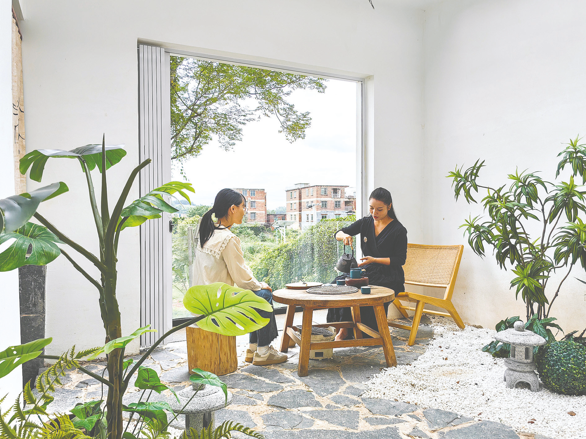 &nbsp;&nbsp;&nbsp;&nbsp;游客在良庆镇乌兰坡乌兰民宿里享受休闲时光