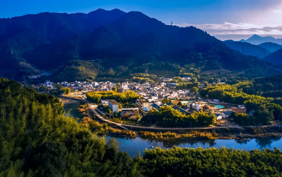 晨曦中的始兴乡村(摄影/邓斌)