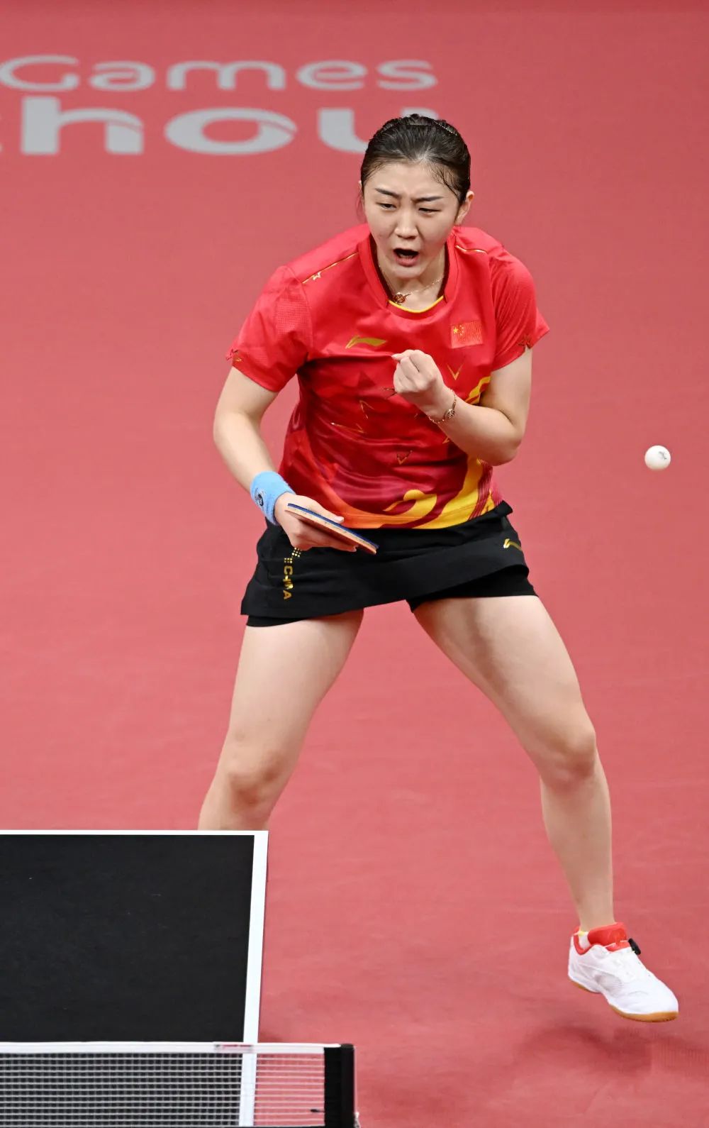 中国队选手陈梦在比赛中庆祝.她以3比2战胜日本队选手平野美宇.