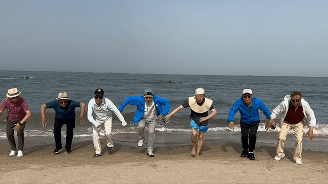活力老人在海岸舞蹈。长城网·冀云客户端记者 武新杰 摄