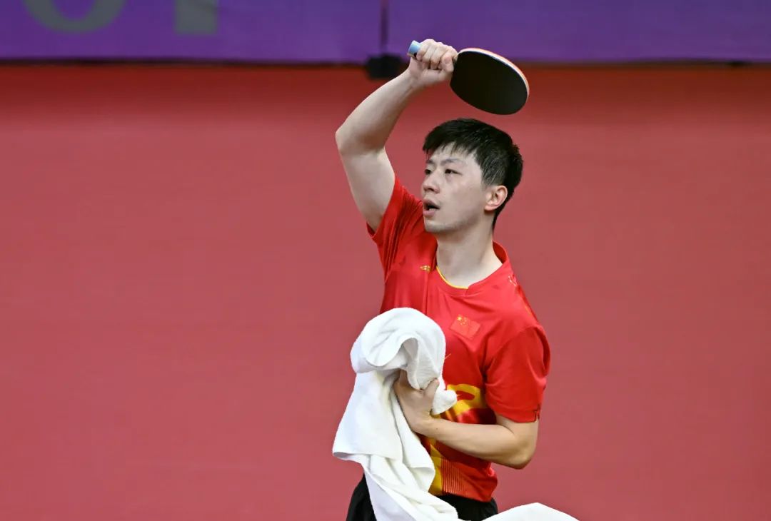 △9月26日，杭州亚运会乒乓球男团决赛，中国队选手马龙在比赛中庆祝。人民政协报·人民政协网记者 齐波 摄