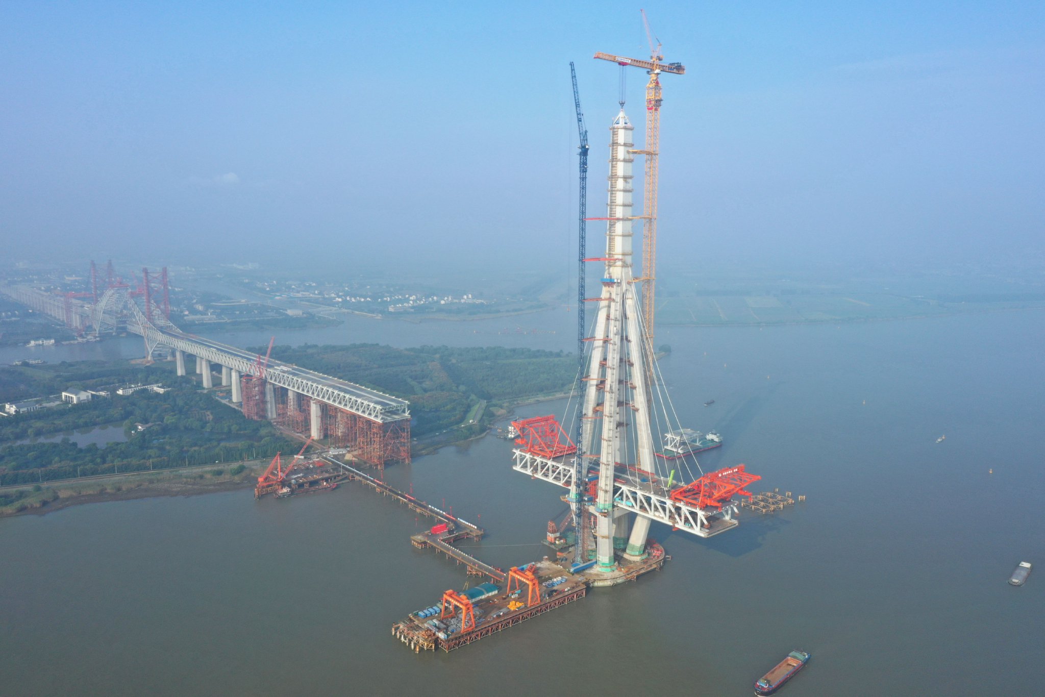 世界最高斜拉桥桥塔——高350米的常泰长江大桥南主塔顺利封顶。胡旭摄 