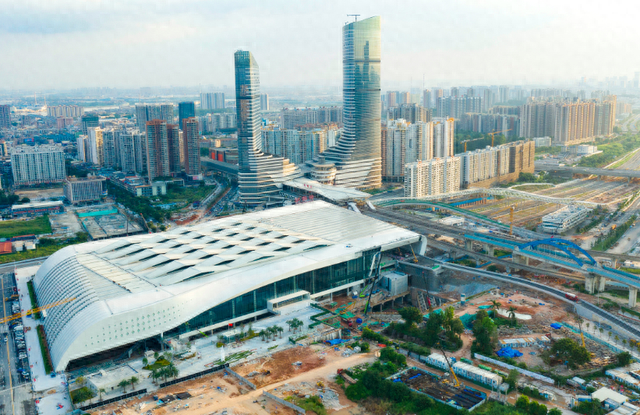 中铁四局承建的广汕铁路新塘站房(宋健 摄)