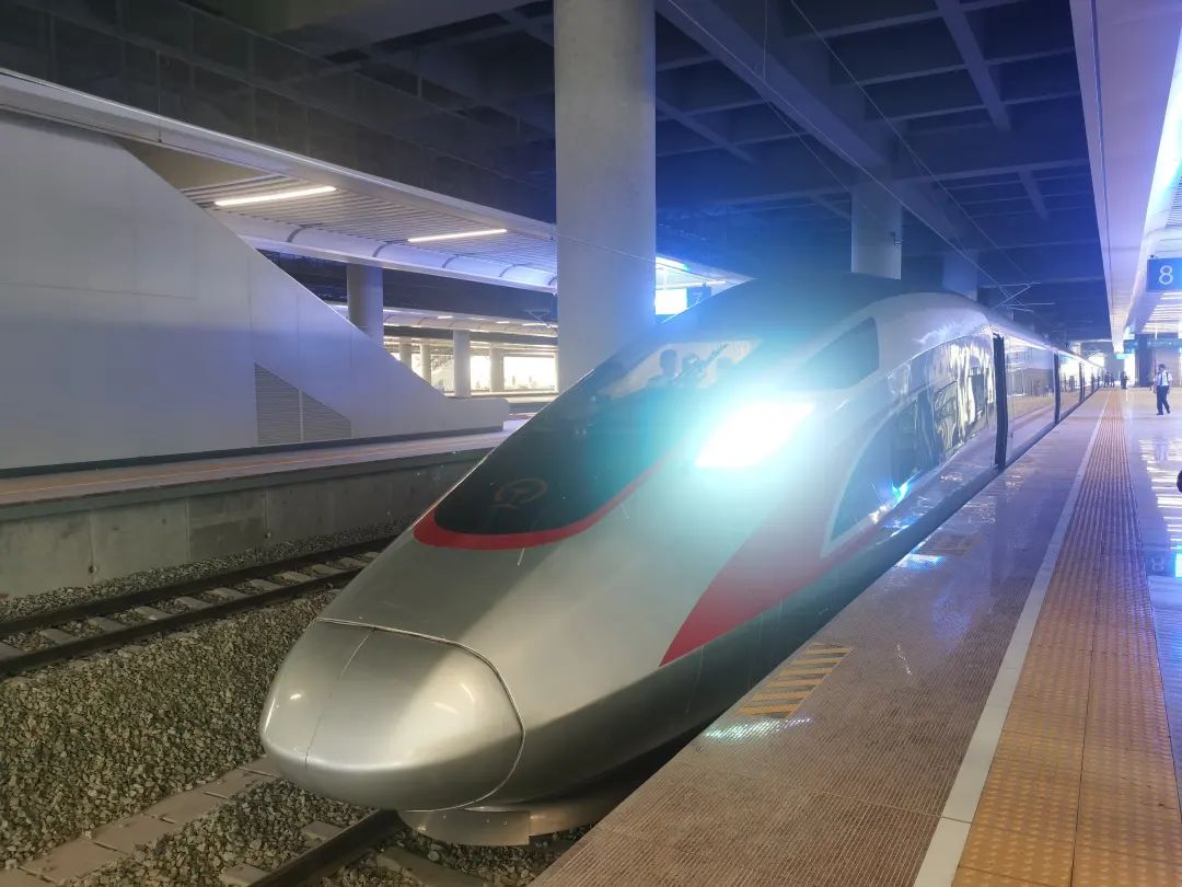 广汕高铁复兴号列车