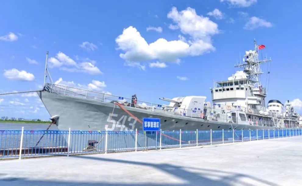 丹东舰是退役543导弹护卫舰,位于丹东市风景秀丽的鸭绿江畔,现停泊在