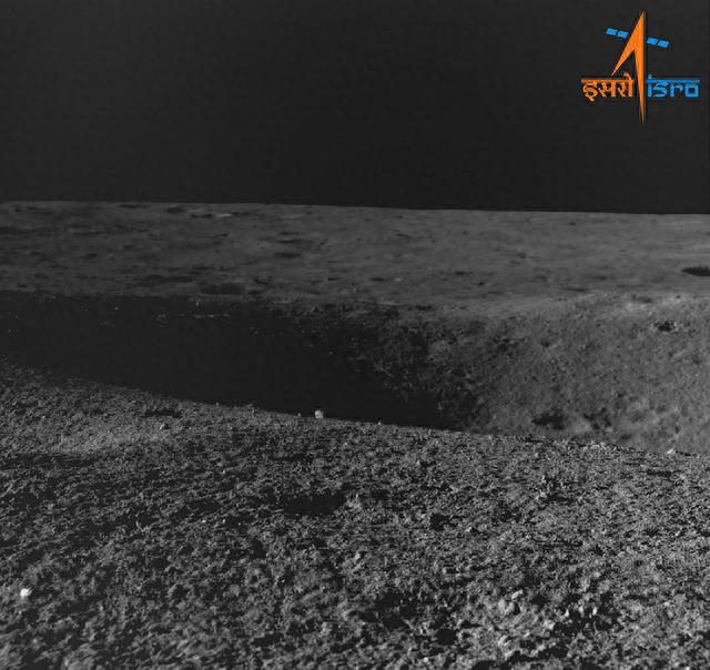 当地时间2023年8月27日，印度空间研究组织提供的图片显示了导航相机拍摄的“月船3号”探测器遇到的陨石坑。视觉中国 图