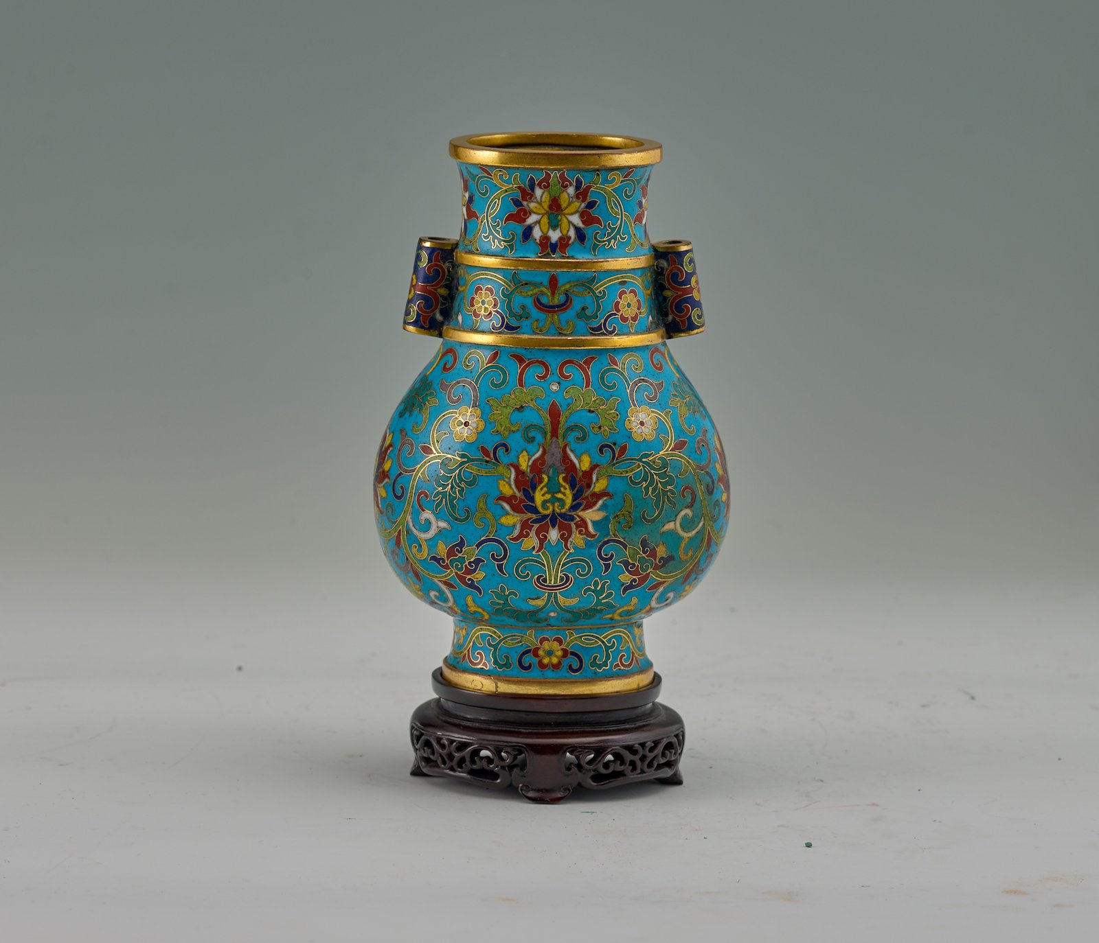 清乾隆掐丝珐琅荷花纹瓶