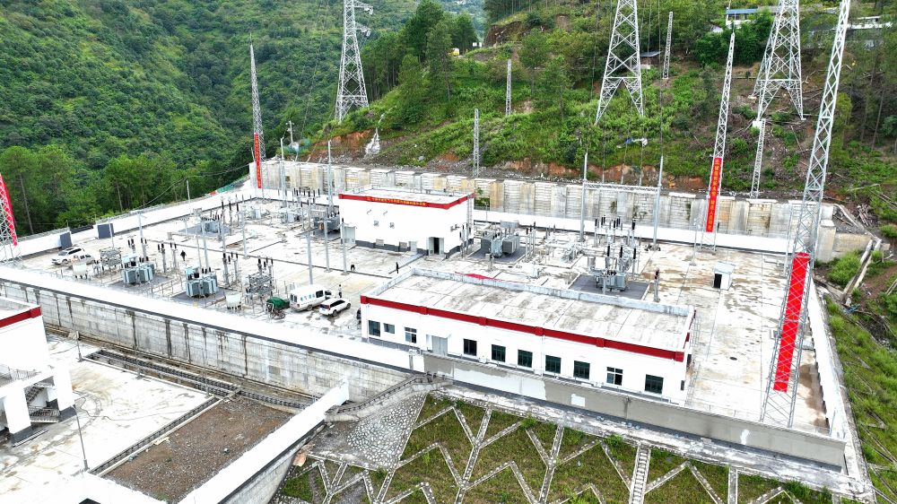 7公里,因其串联起玉龙雪山,虎跳峡等多个世界级景区,被誉为"最美天路"