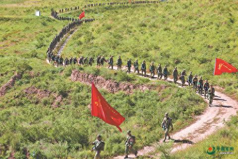 参加集训的"准军官"在野外拉练途中.王 莉摄