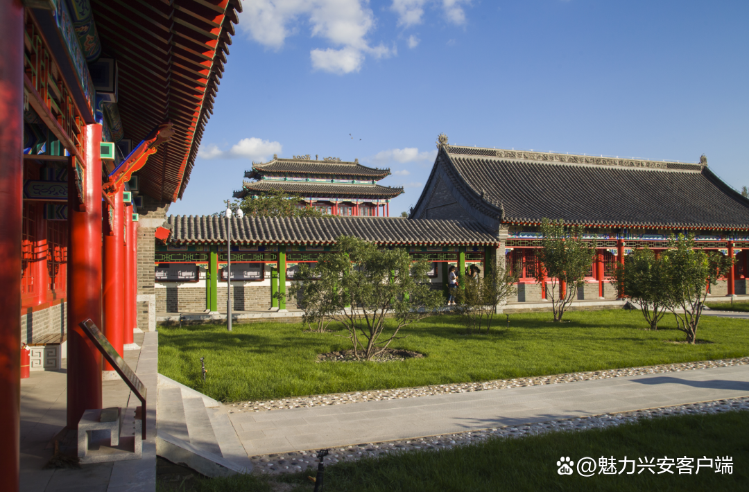 图什业图亲王府景区位于科右中旗巴彦呼舒镇北20公里,于札萨克第十三