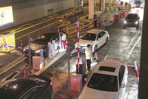 虹桥火车站p10停车场出口处车辆有序通行 本报记者 陈梦泽 摄