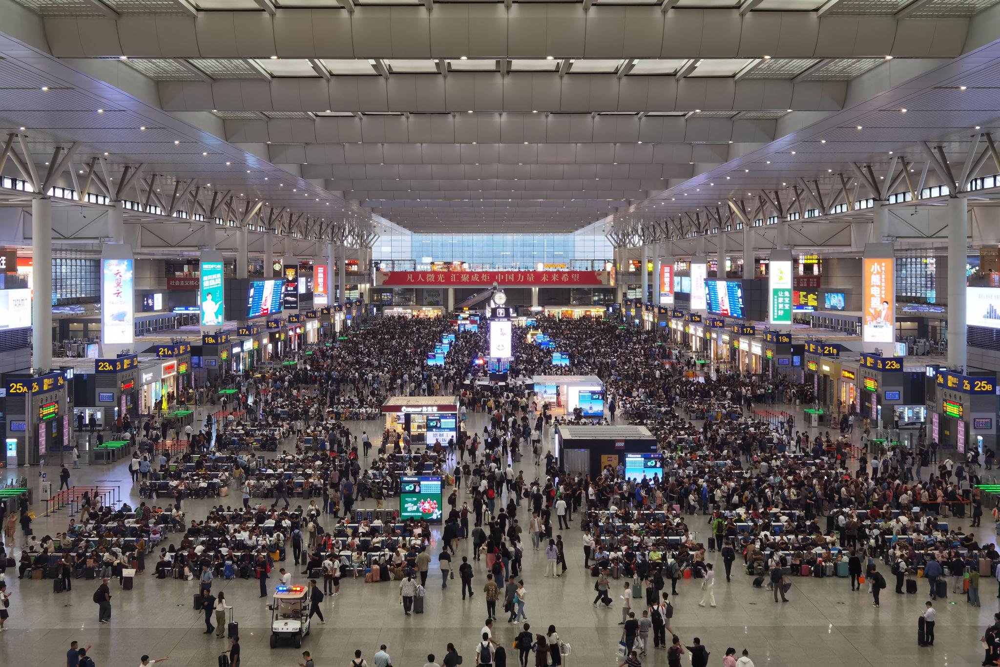 虹桥火车站候车大厅. 陈瑶 摄